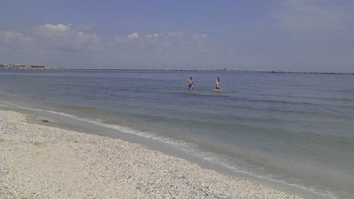 Nu e atat de cald incat sa faci o baie-n mare, insa cand vezi cum incearca ea apa... Cu siguranta vei avea nevoie sa te racoresti