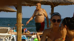 Aparitie de senzatie pe litoral: Viorel Lis si-a tras slip de salvamar si… Vezi ce facea in tot acest timp Oana, pe sezlong!