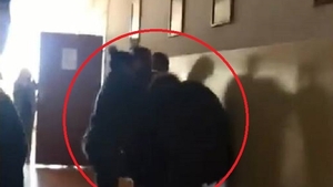 Decizia de ultimă oră luată în cazul elevului bătut cu bestialitate de trei mame într-o şcoală! Mărturiile de coşmar ale băiatului agresat: "A venit de la spate o mămică şi îmi dă cu ceva în cap şi..."