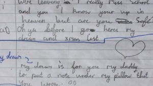 Un copil a legat o scrisoare de un balon şi a încercat să i-o trimită în ceruri tatălui său. Ce îşi doreşte de Crăciun