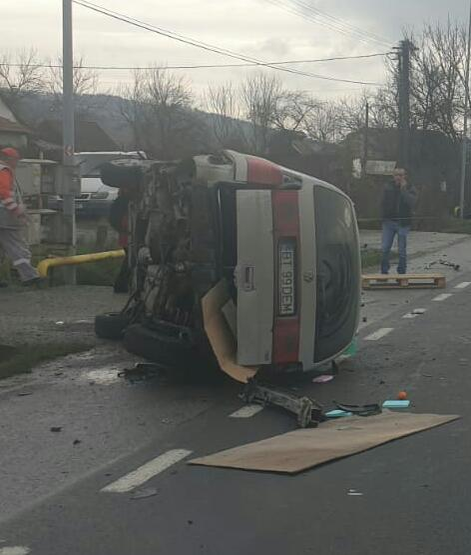Panică în Cluj, după un accident violent! O conductă de gaz a fost avariată în urma impactului, iar una dintre mașini s-a răsturnat