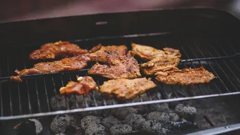 Grătarul în fața blocului te poate costa scump. Amenzile ajung până la 5.000 lei