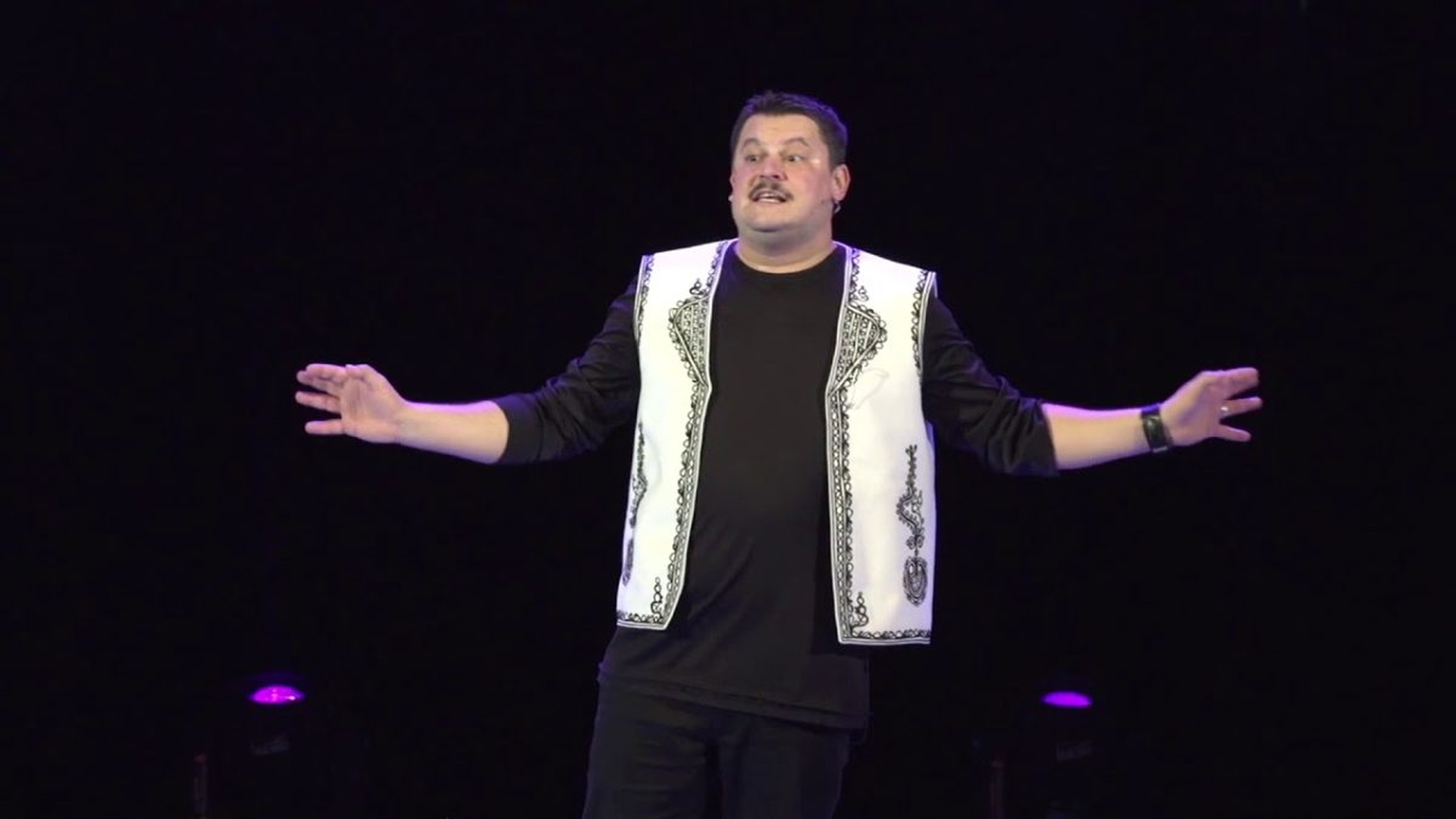 Cât costă un bilet la un show de stand-up comedy cu Mihai Bobonete? Noul jurat de la Românii au Talent face bani pe bandă rulantă