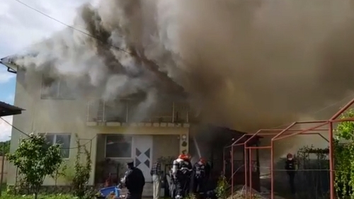 VIDEO. Incendiu violent în Argeș. Flăcările s-au extins rapid de la o anexă la o casă