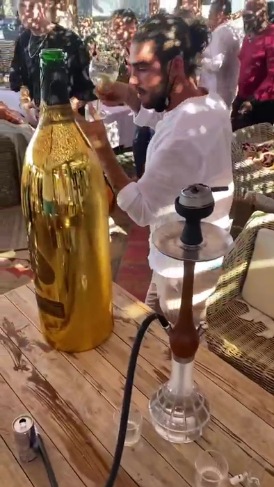 Party fin cu râuri de șampanie Armand de Brignac, pentru Julius Maximilian / Sursă foto: Instagram