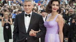 Prima apariţie pe covorul roşu a cuplului George şi Amal Clooney după ce au devenit părinţi! Cum arată soţia actorului după ce a născut gemeni! 