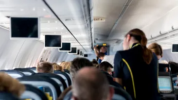 O stewardesă a dezvăluit secretul! În avion se folosește un limbaj codat pentru a discuta despre pasageri fără ca aceștia să știe
