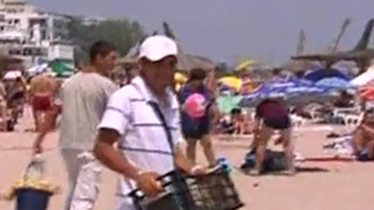 Video de MARE senzatie! Smecherii de pe plaja reinventeaza marketing-ul - Vezi cum vand porumb fiert: Pentru fetele virgine vand porumb cu vitamine, vitamina A si B sa le creasca... - Ia porumb de la baiatu', asta-i fita Botezatu!