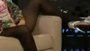 VIDEO Cracanata, fara chiloti, cu mainile pe zona intima! Nu o sa iti vina sa crezi ce a facut la o emisiune TV una dintre cele mai cuoscute cantarete din lume!