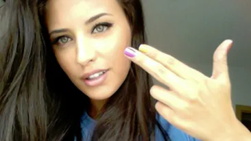 Antonia are manichiura in trend! Are fiecare unghie intr-o alta culoare!