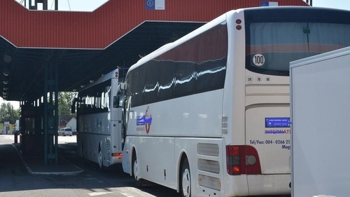 Un autocar plin cu români, venit din Italia, a fost oprit la vamă. Pasagerii, băgați în carantină