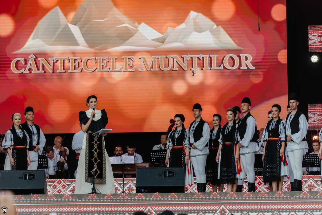 Iuliana Tudor, prezentatoarea festivalului internațional de folclor / Sursă foto: Facebook