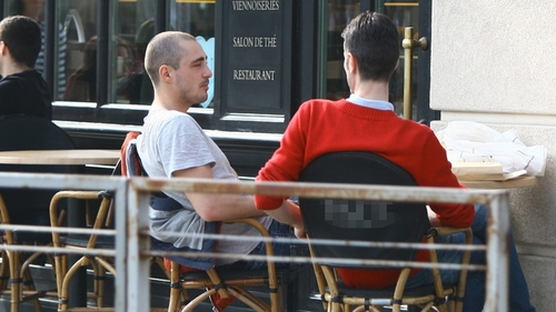 Vladimir Draghia a inventat un nou stil de a bea cafeaua: pe trotuar, cu un cos de gunoi in spate si cu picioarele pe perete!
