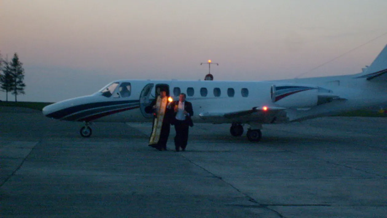 Lumina Sfanta, adusa special cu avionul din Ierusalim. Trei avioane o vor raspandi apoi prin tara!