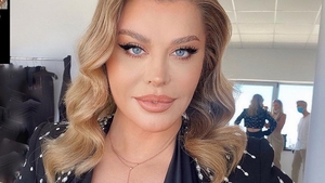 Loredana Groza şi-a mărit bustul? Ce detaliu a dat-o pe diva de gol
