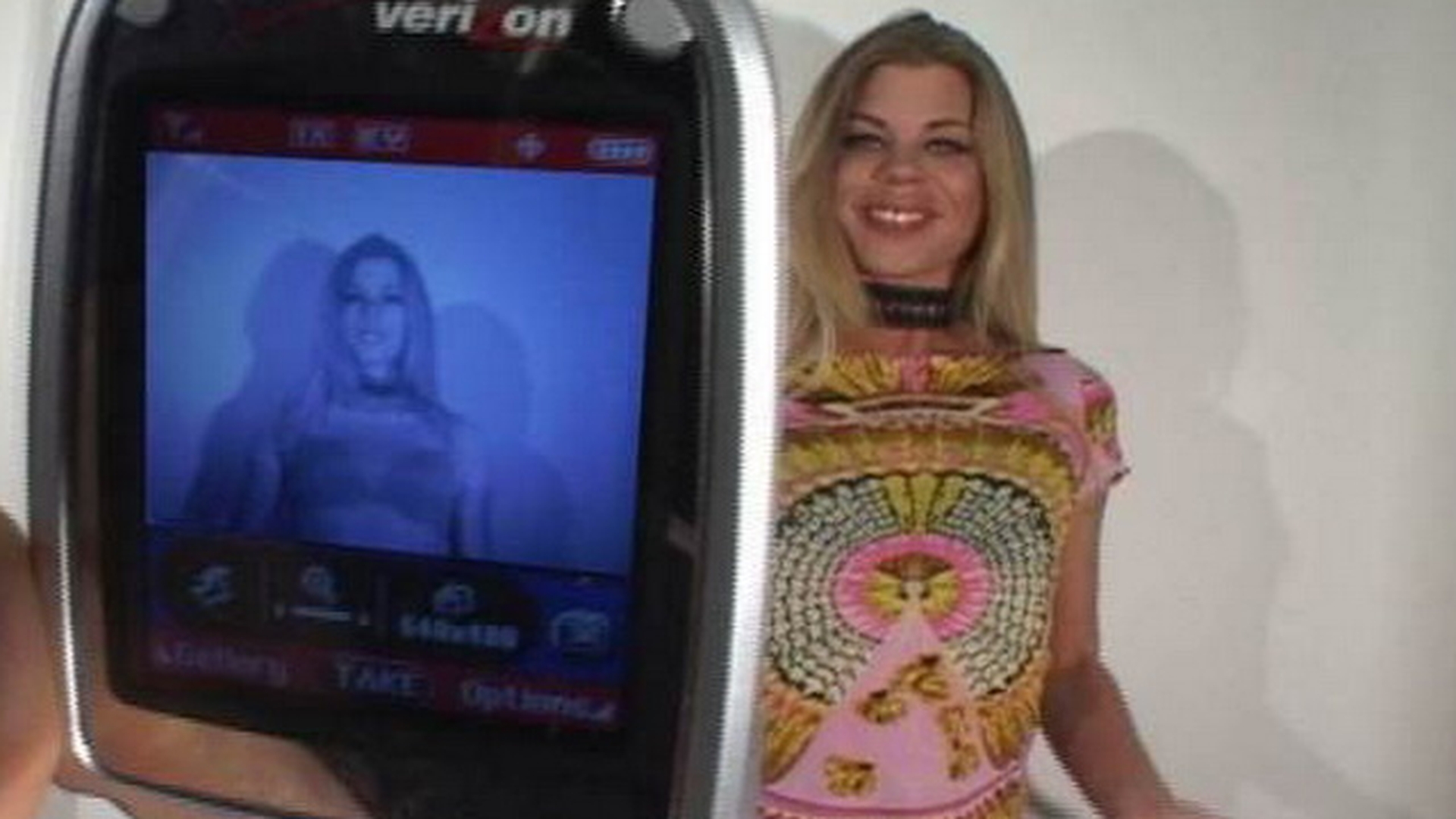 A aparut telefonul care dezbraca femeile pe strada! Intorci camera spre ele si…