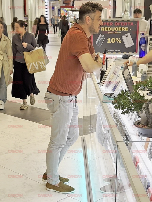 Alexandru Pițurcă rezolvă treburi mărunte la mall