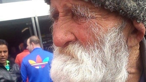 "Cel din poze este moş Pătru, din Vâlcea! A fost adus la cerşit aici, în Londra"! Cum arată ACUM bătrânul, după ce mai mulţi tineri români l-au luat de pe stradă, l-au bărbierit, frezat şi îmbrăcat