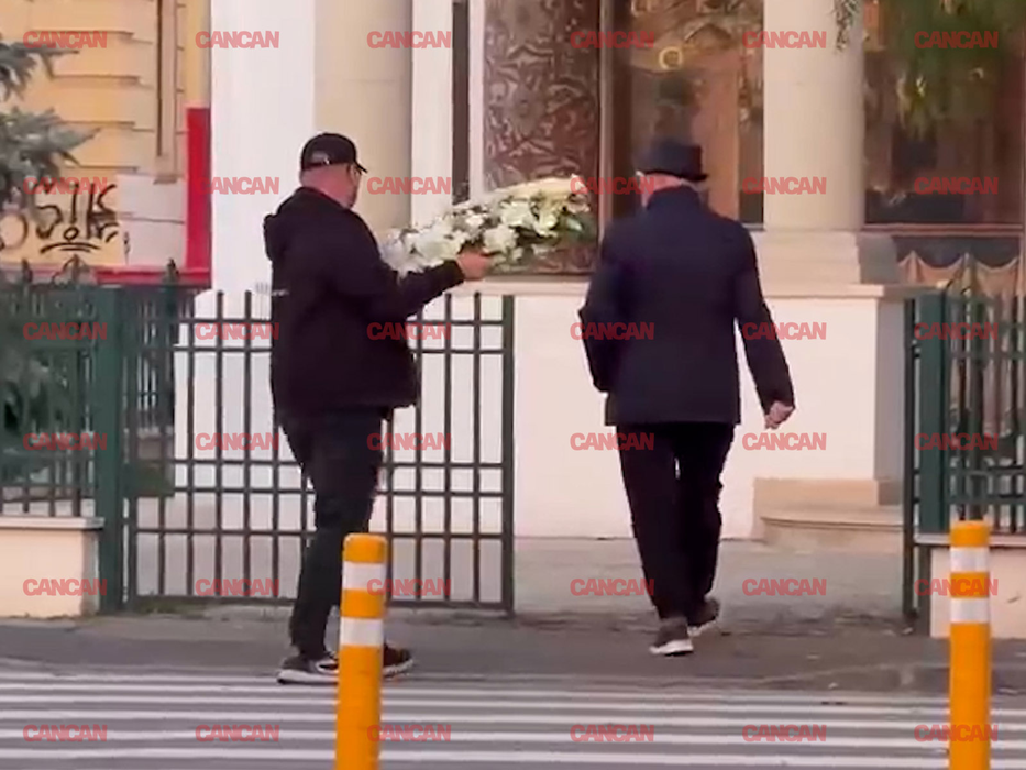 Imagini de la priveghiul lui Viorel Păunescu. Mitică Dragomir, printre primii care au venit să-și ia rămas-bun de la fostul președinte al Stelei