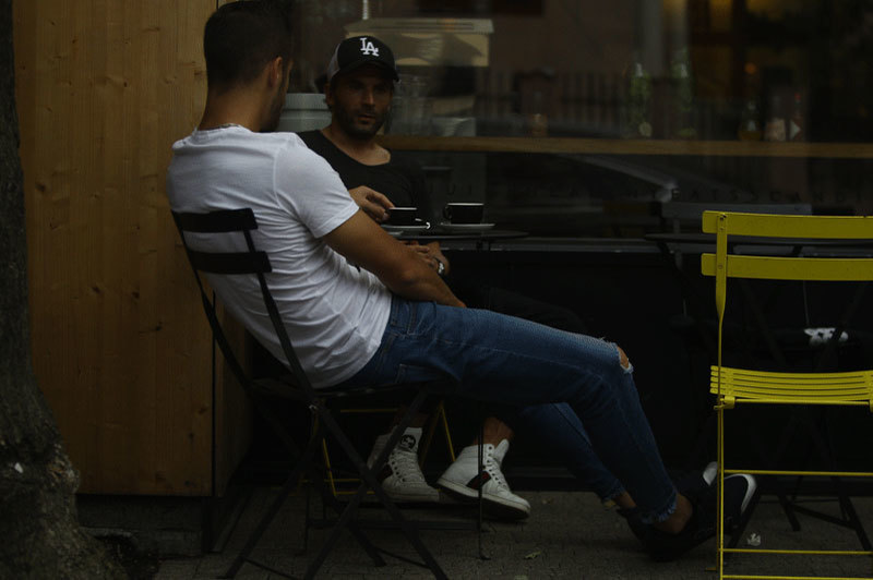 Teixeira şi amicul său se relaxează la o cafea