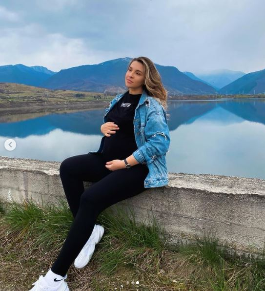 Însărcinată în 7 luni, Daniela Iliescu a izbucnit în lacrimi după ce a primit un mesaj despre Culiță Sterp: “Să vezi ce își dorește și omul de lângă tine”. Burtica i-a crescut mult | FOTO