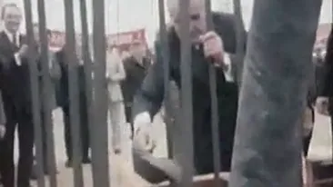 Vezi cum a pus Ceausescu primul cancioc de ciment la fundatia Casei Republicii!