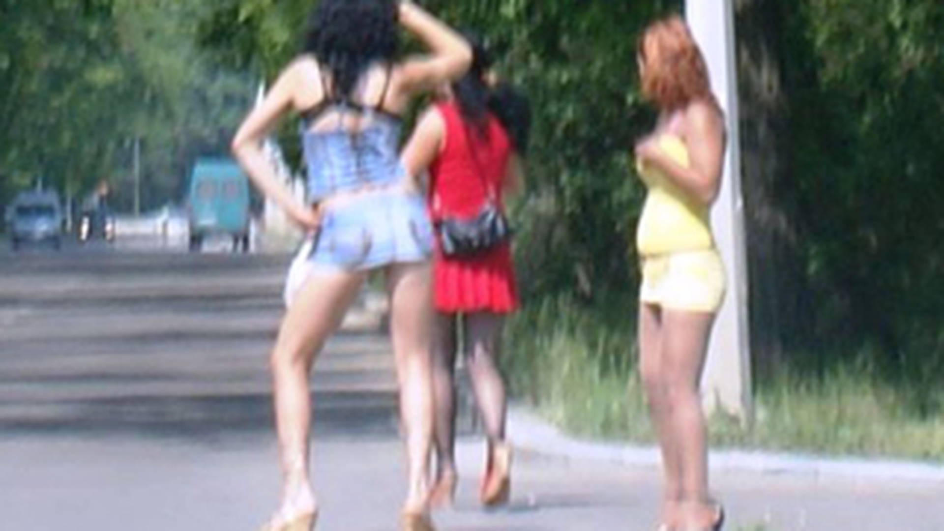Romancele prostituate le iau painea de la gura frantuzoaicelor!
