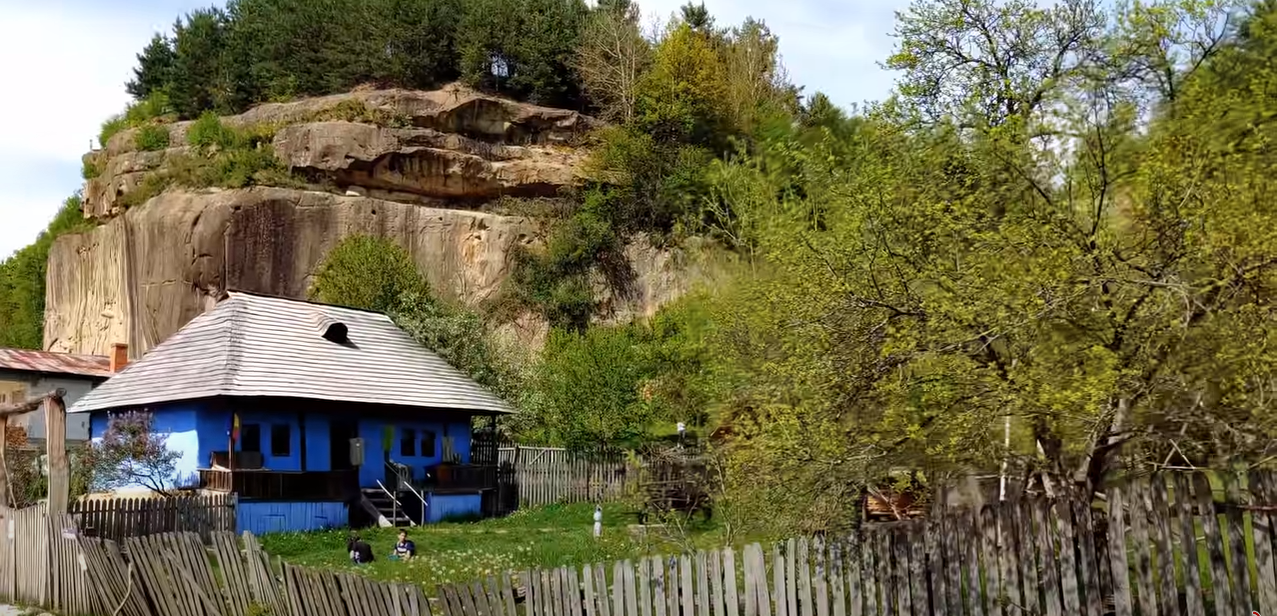 Singura casă din România cu o cascadă naturală în curte / Foto: Captură YouTube
