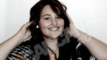 O fata de 18 ani s-a spanzurat in baie, de o teava, cu lesa cainelui! Voia afectiune din partea parintilor