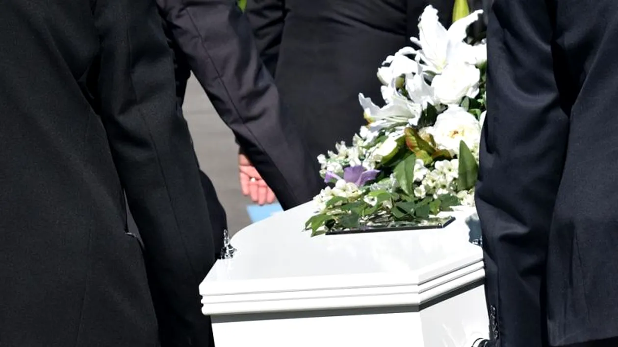 Caz şocant! O femeie declarată moartă a început să bată în sicriu, în timpul slujbei de înmormântare