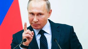 O blondă celebră riscă să ajungă la închisoare pentru că a luat cina cu Vladimir Putin!
