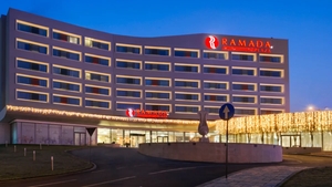 Imagini șocante! Tavanul hotelului Ramada din Craiova s-a prăbușit chiar lângă un om. Bărbatul era la un pas să fie strivit