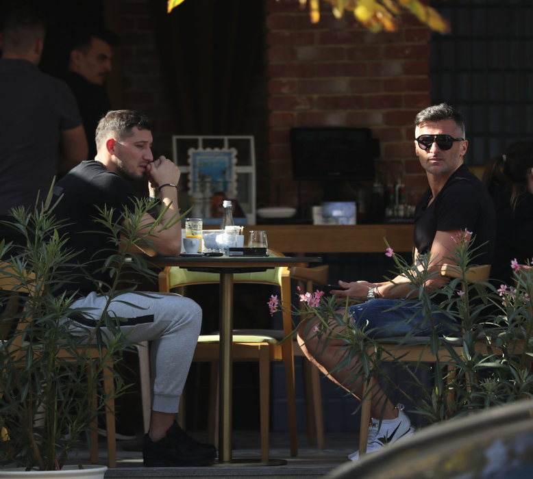 Primii care au sosit la cafenea au fost Mihai Costea "Nilă" (stânga) şi Iulian Dîrnea, "Loverboy-ul cu Ferrari" (dreapta)