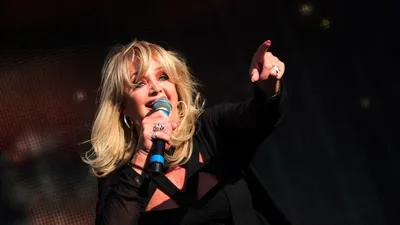 Bonnie Tyler s-a trezit din comă, după aproape o lună. Ceebra cântăreață rămâne sub supraveghere medicală