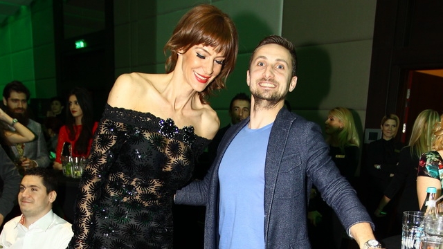 Otil nu se mai ridica la nivelul femeilor. Vezi cum il pune Roxana Ciuhulescu in dificultate. Razi in hohote la imaginile astea
