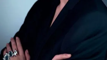 O romanca, pozata de Karl Lagerfeld