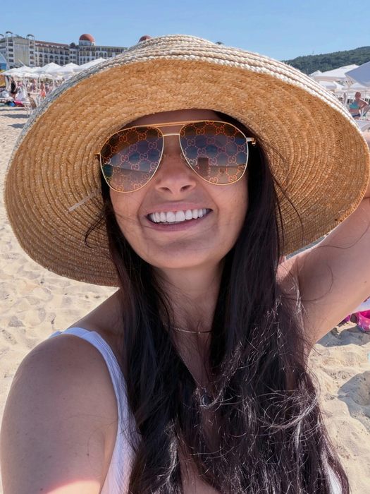 Gabriela Cristea face senzație pe litoralul din Bulgaria. Apariție îndrăzneață în costum de baie