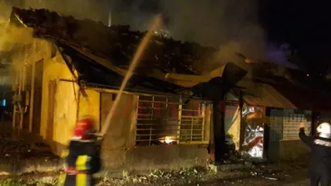 Incendiu la o hală din Craiova! Au intervenit cinci autospeciale