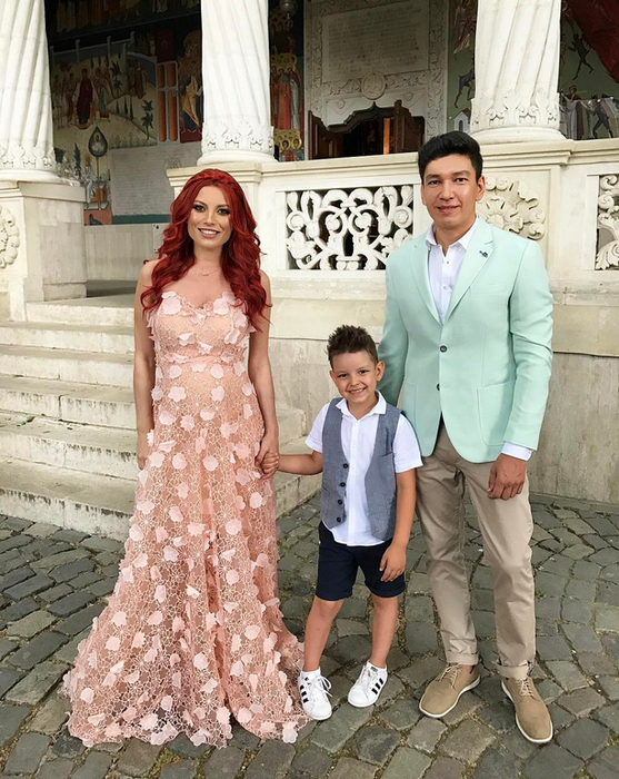 Elena Gheorghe a participat la fericitul eveniment alături de soţul ei şi micuţul lor