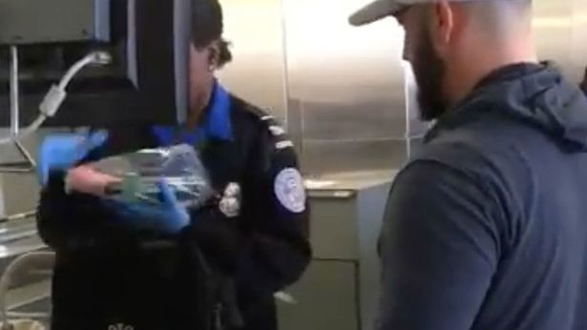 Ce i-a făcut un tată pervers fiului său în aeroport. Când a controlat bagajul, omul de la securitate a găsit un...