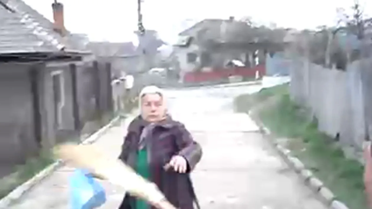 Video inadmisibil! O batranica beata este lovita si batjocorita in ultimul hal de doi tarani - Atentie, imagini tulburatoare!