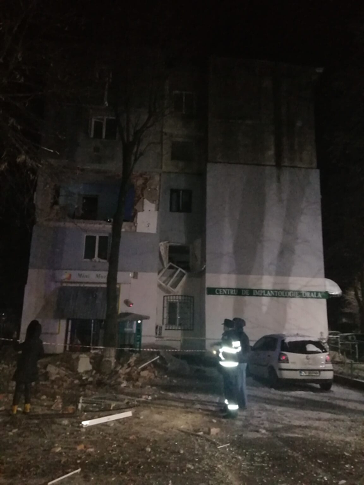 Bloc evacuat din cauza mirosului de gaz! În urmă cu o lună o deflagrație s-a produs în apropiere, la un alt bloc