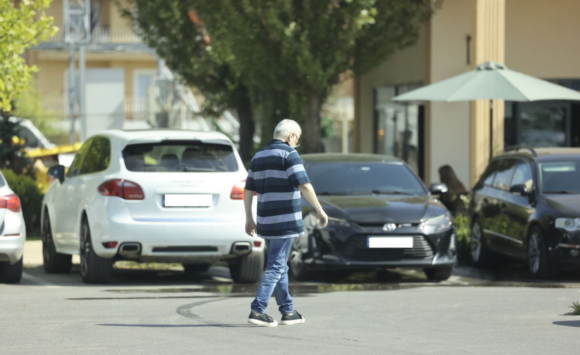 Irinel Columbeanu și-a amintit că are de făcut niște plăți. Daiana îl așteaptă în mașină (Foto: CANCAN.RO)