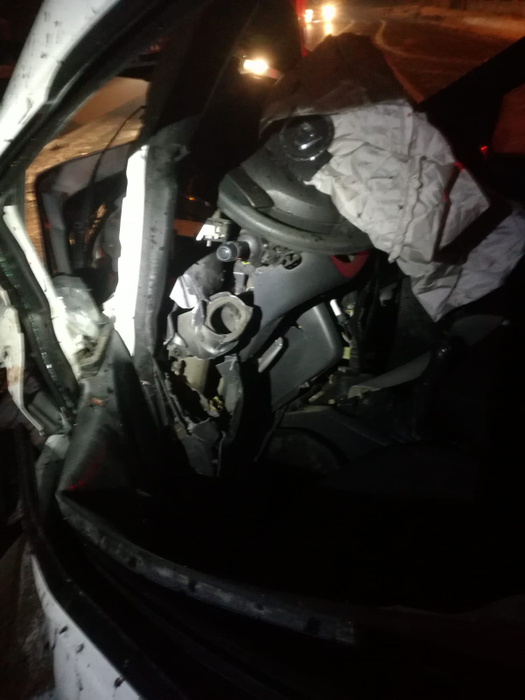 Accident violent în Târgu Mureș! Doi răniți grav, după ce mașina în care erau s-a izbit de un cap de pod și s-a răsturnat