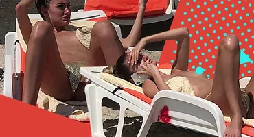 Sora vedetei a renunțat la sutien pe o plajă din Mamaia!