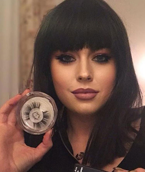 De când s-a ras în cap, Misha s-a afișat cu diverse peruci