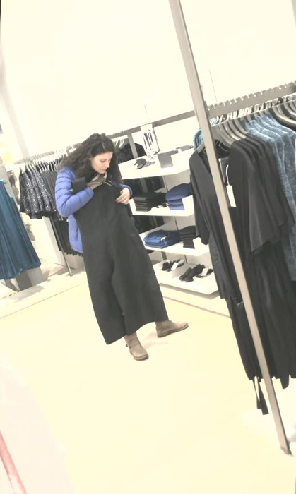 Ramona probează o rochie