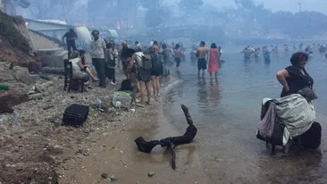 Imagini apocaliptice de la dezastrul din Grecia! Oamenii s-au refugiat în mare