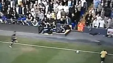 VIDEO Un copil neatent a intrerupt un meci din Premier League!