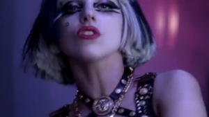 Lady Gaga isi enerveaza fanii! A fost lovita in cap cu oua!
